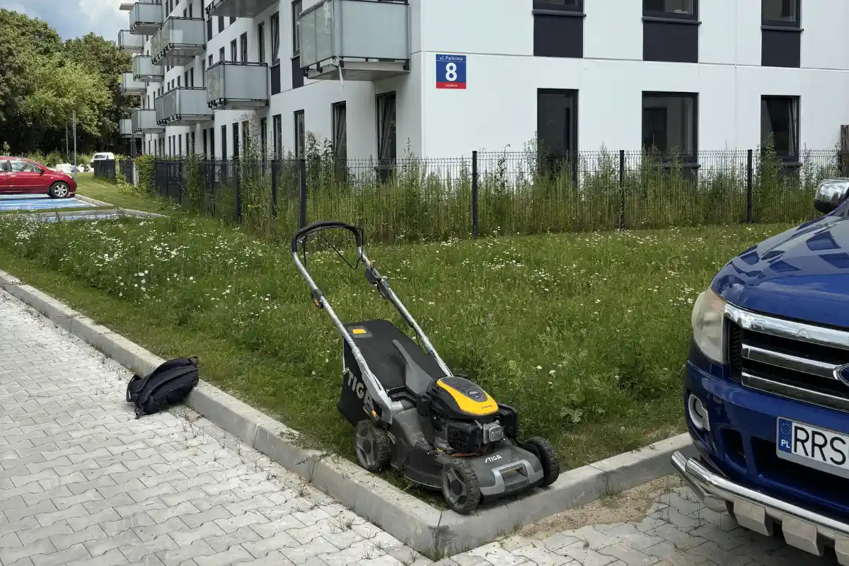 Koszenie trawnika jesienią na osiedlu mieszkaniowym w Lublinie