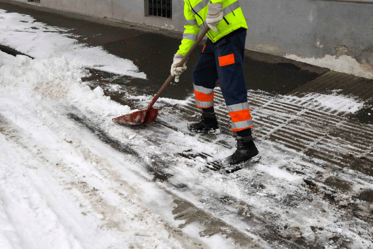 Ręczne odśnieżanie chodnika łopatą w Lublinie