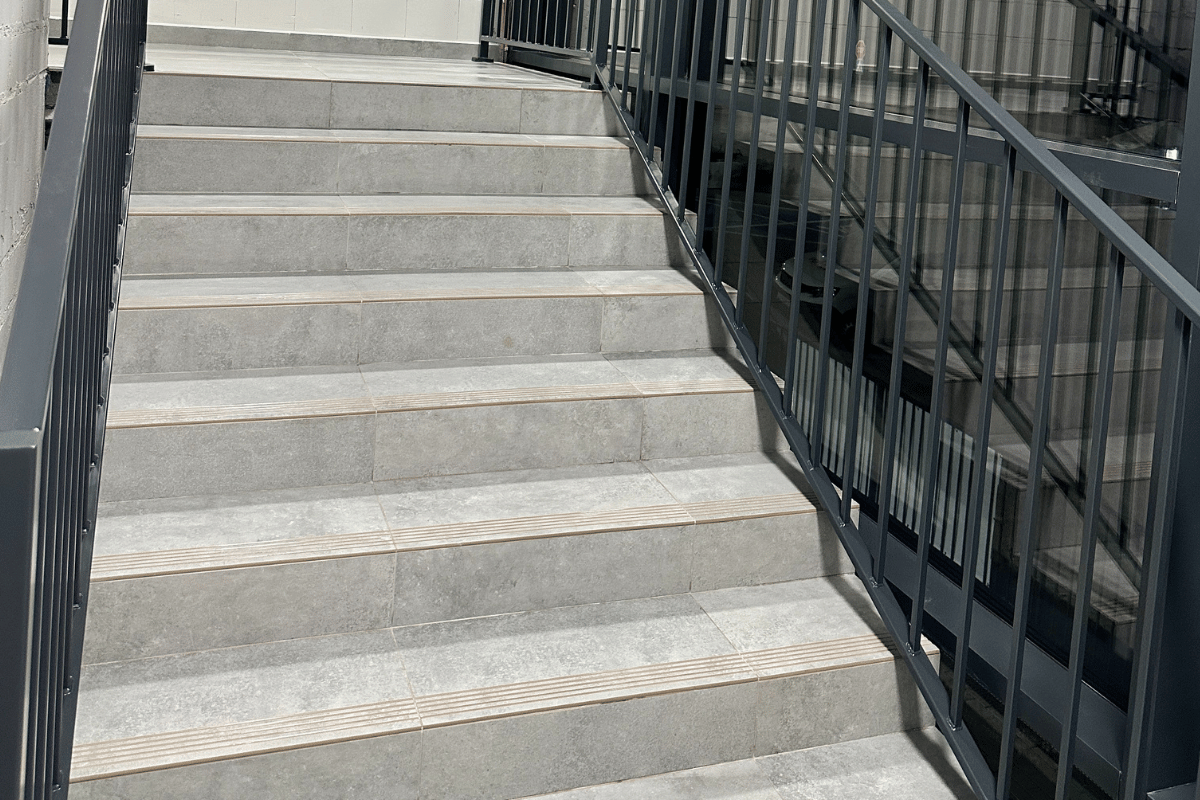 Czyste schody i balustrady na klatce schodowej po sprzątaniu