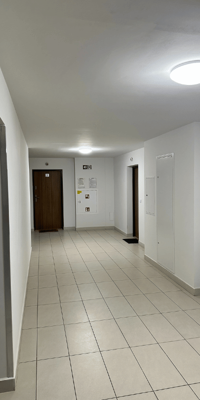 Czysty korytarz i wejście na klatce schodowej po sprzątaniu – Lublin