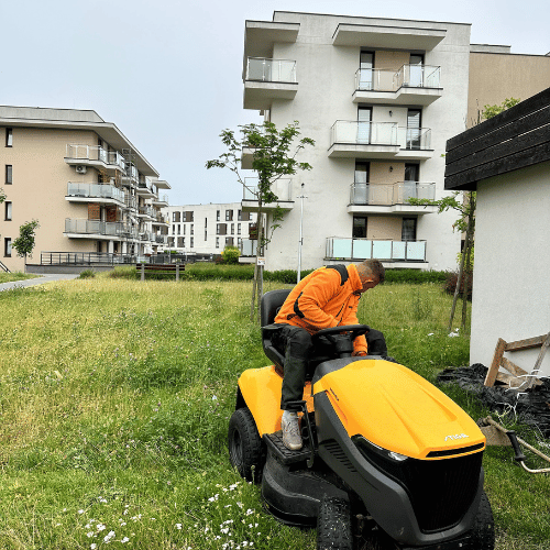 Koszenie trawnika traktorkiem na osiedlu mieszkaniowym w Lublinie – Velvet Sprzątanie