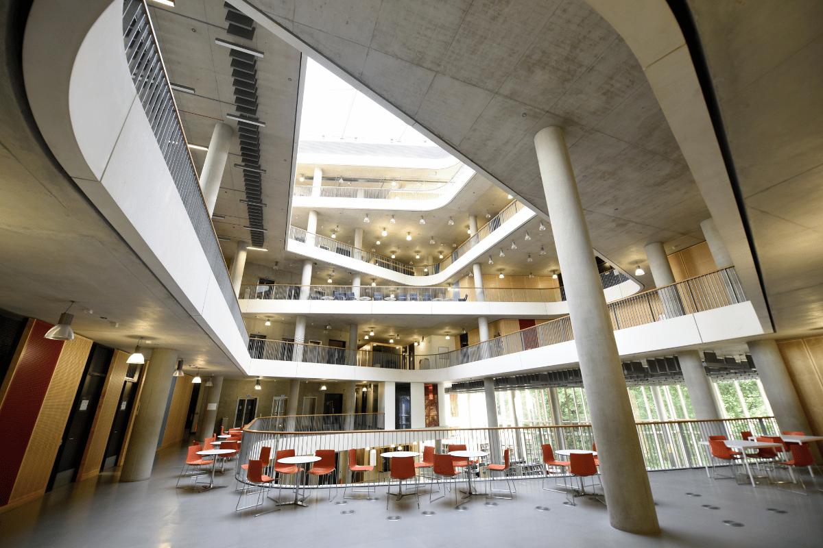 Nowoczesne atrium budynku z częściami wspólnymi i strefą wypoczynku