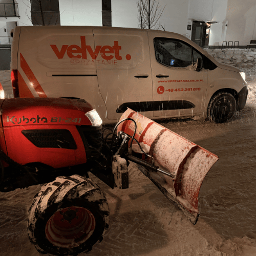 Zimowe utrzymanie_ odśnieżanie osiedla w Lublinie – auto Velvet Sprzątanie i pług
