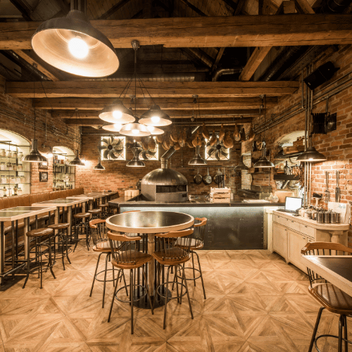 Czysty lokal usługowy po sprzątaniu – wnętrze restauracji z uporządkowaną salą i barem