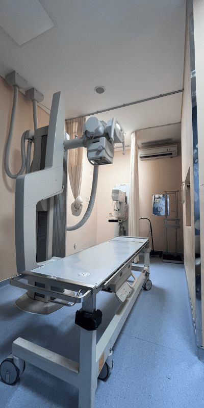 Gabinet diagnostyczny w prywatnej klinice w Lublinie – czysta sala z aparaturą medyczną, przygotowana do przyjęć