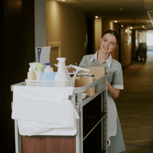 Sprzątanie hoteli Lublin – housekeeping z wózkiem serwisowym na korytarzu hotelowym