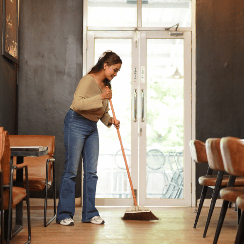 Sprzątanie lokalu usługowego Lublin – zamiatanie podłogi w kawiarni_restauracji przed otwarciem