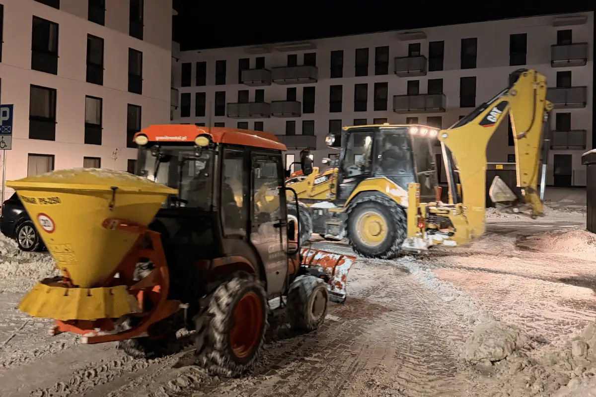 Mechaniczne odśnieżanie osiedla mieszkaniowego w Lublinie