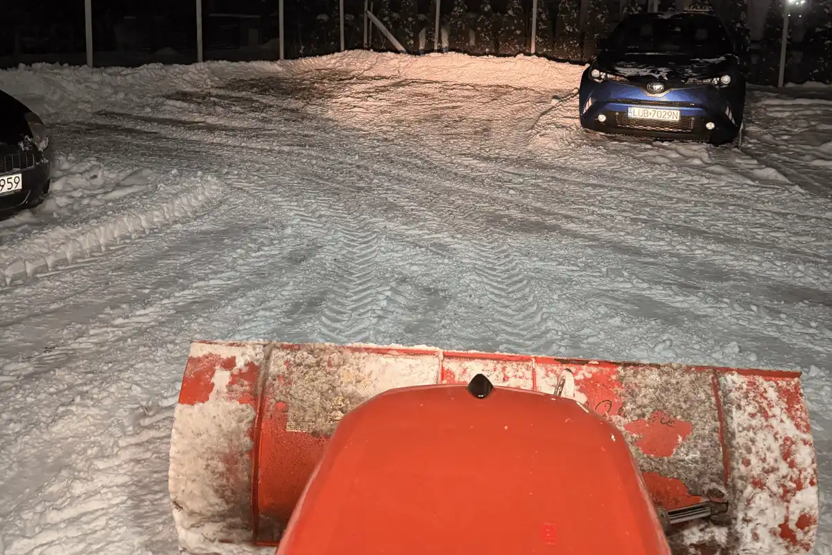 Mechaniczne odśnieżanie parkingu w Lublinie podczas nocnej obsługi zimowej