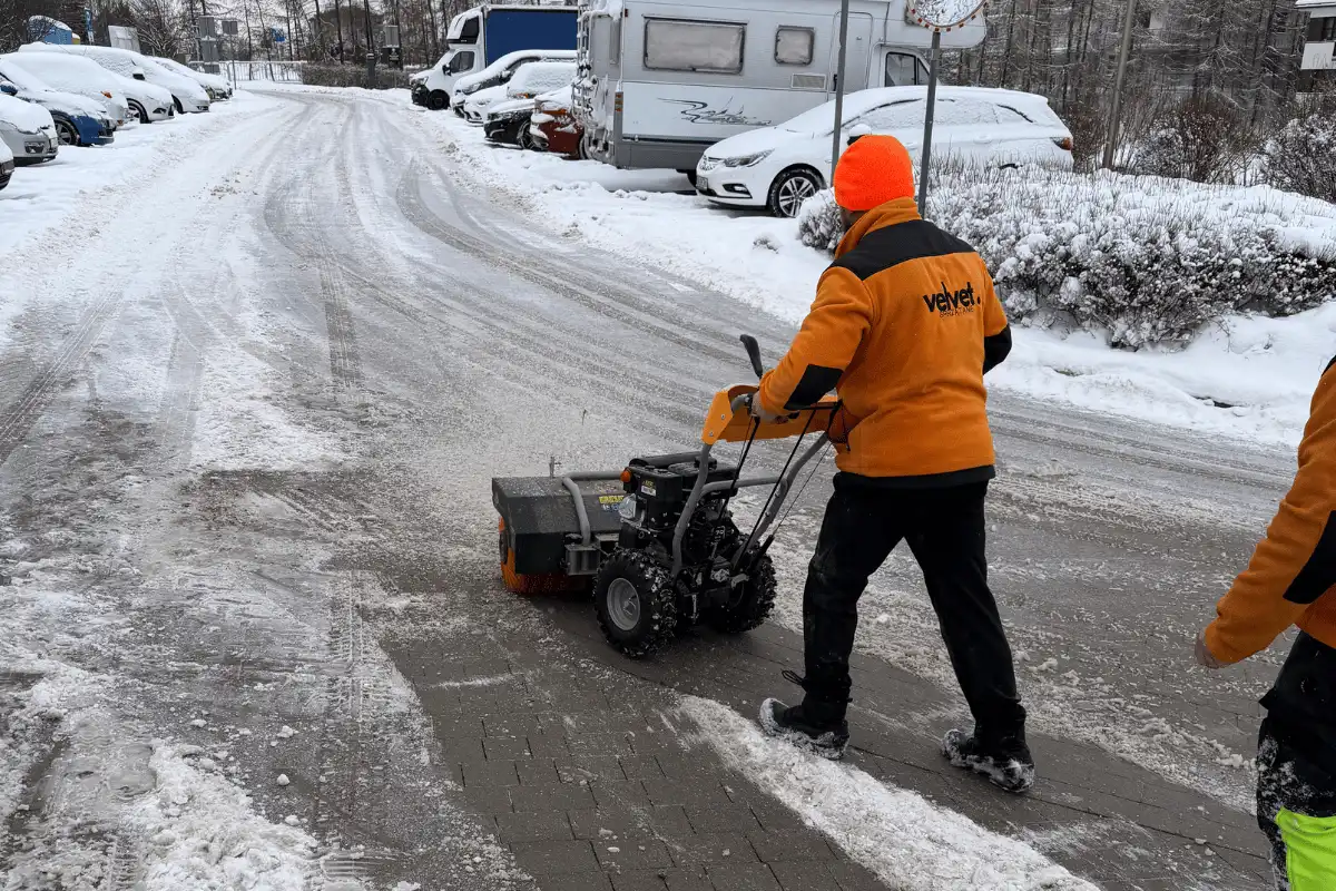 Usuwanie śniegu i zimowe utrzymanie drogi wewnętrznej na osiedlu w Lublinie