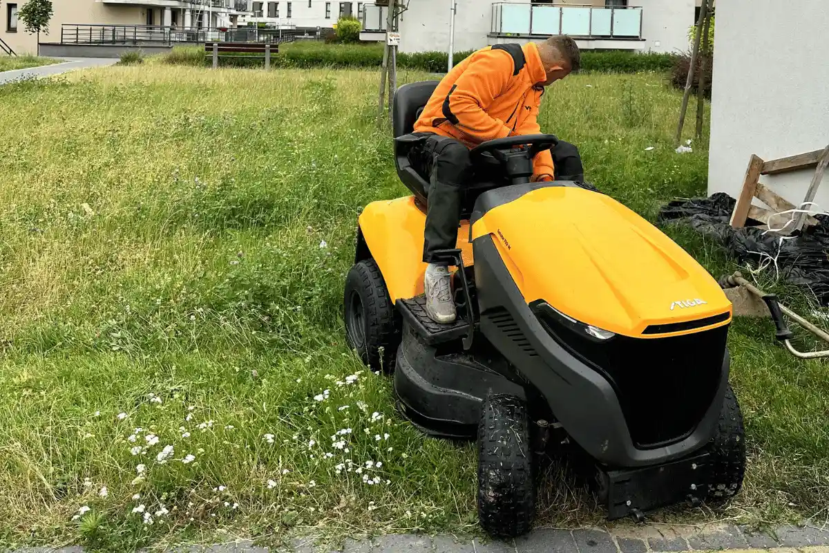 Koszenie trawy po zimie na terenie wspólnoty mieszkaniowej w Lublinie