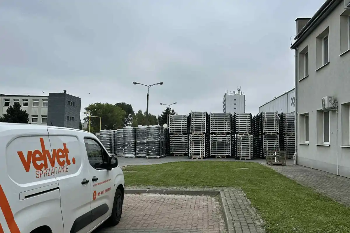 Sprzątanie terenów zewnętrznych przy obiekcie komercyjnym w Lublinie i utrzymanie porządku wokół hali