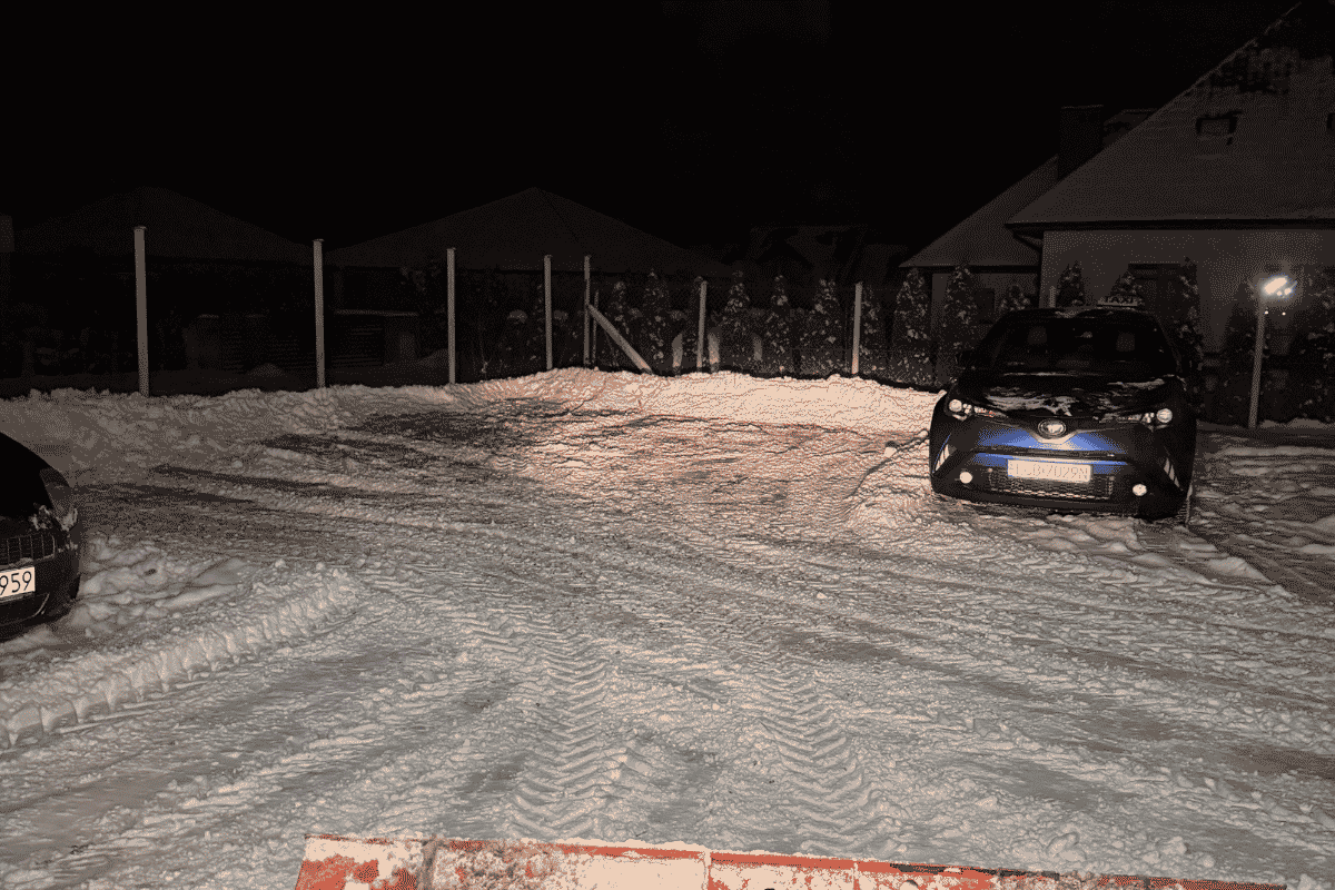Odśnieżony parking nocą po intensywnych opadach śniegu