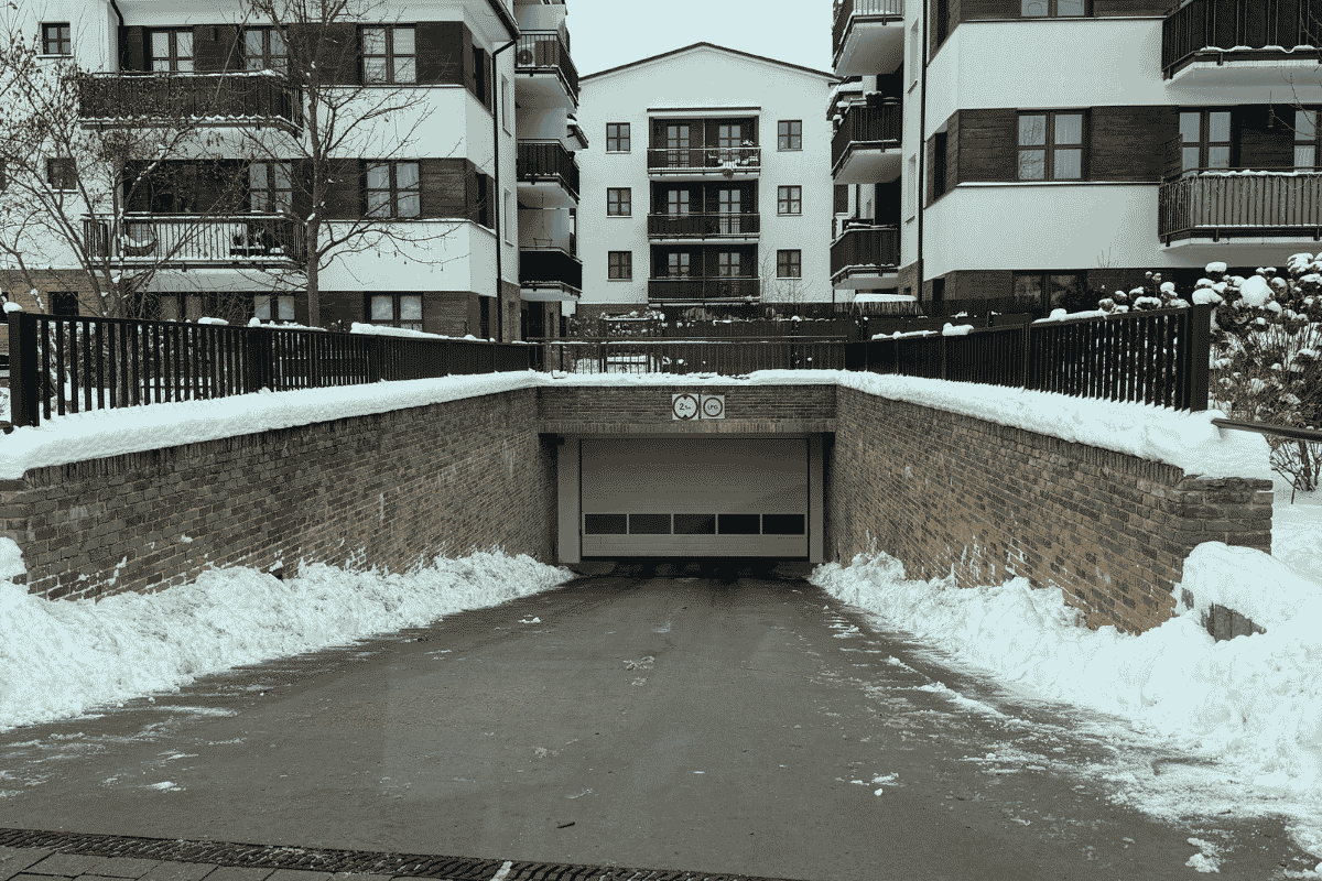Przygotowany wjazd do garażu podziemnego na osiedlu w sezonie zimowym