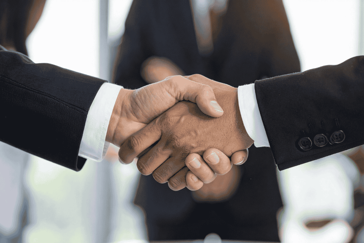 Uścisk dłoni po ustaleniu warunków obsługi wspólnoty