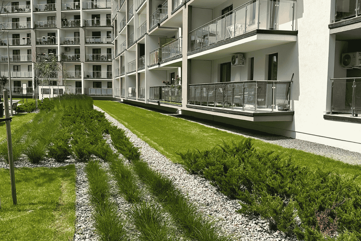 Zadbane tereny zielone przy nowoczesnej wspólnocie mieszkaniowej w Lublinie