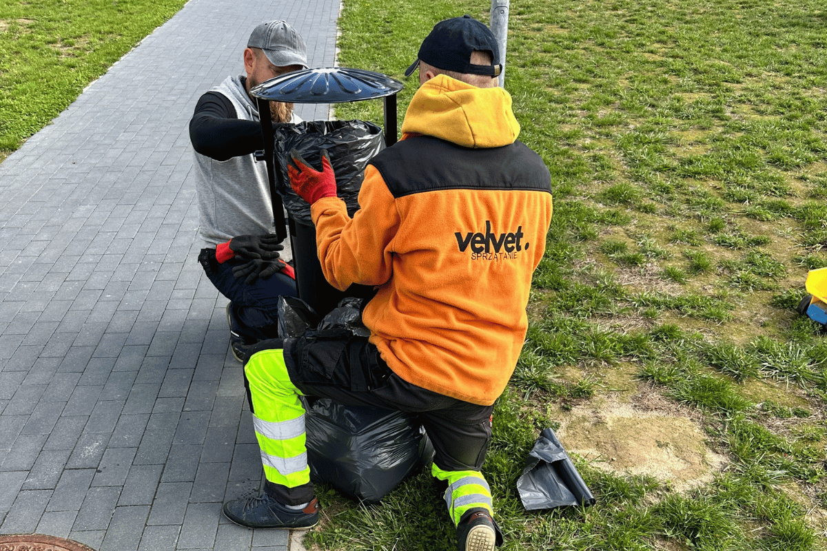 Zimowe utrzymanie terenów zewnętrznych przy wspólnocie mieszkaniowej, odśnieżanie chodników i dróg osiedlowych