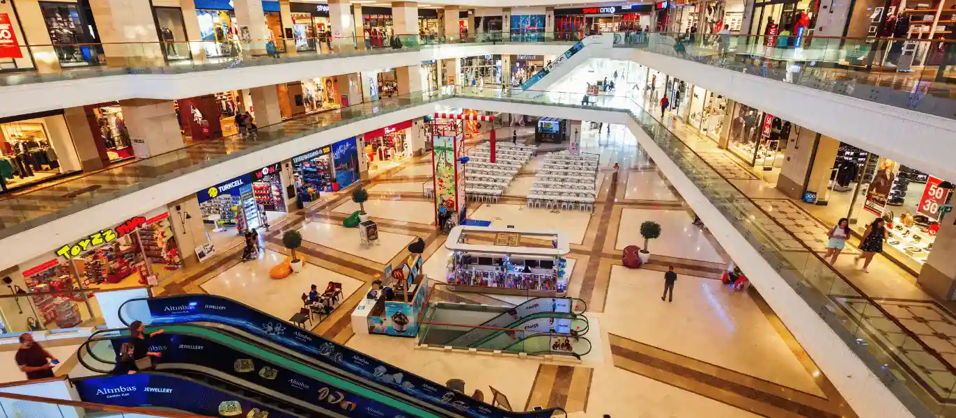 Wnętrze galerii handlowej – sprzątanie obiektów komercyjnych w Lublinie