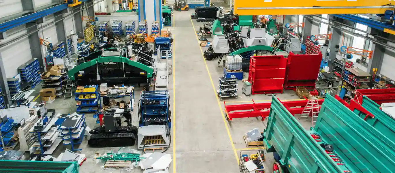 Hala produkcyjna z maszynami – sprzątanie hal i magazynów w Lublinie