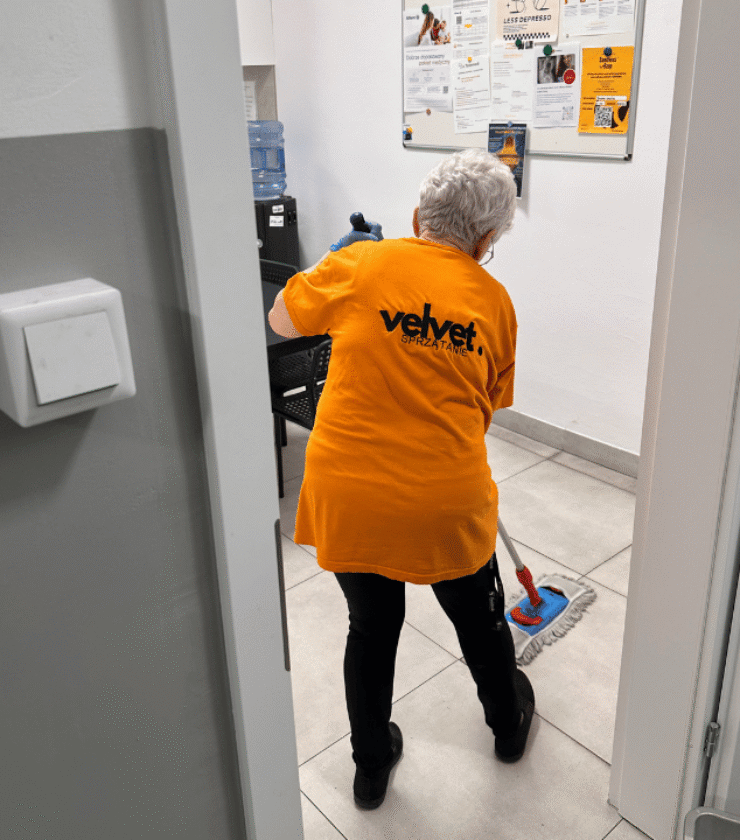 Sprzątanie biur w Lublinie – mycie podłogi w części socjalnej biura, ekipa Velvet Sprzątanie