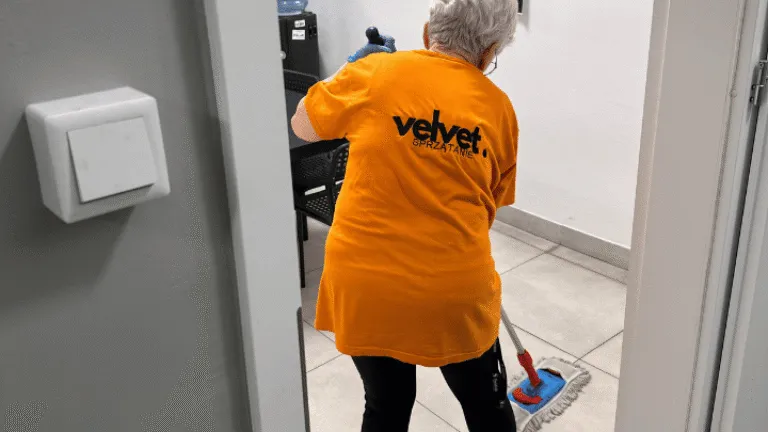 Sprzątanie biur w Lublinie – mycie podłogi w części socjalnej biura, ekipa Velvet Sprzątanie