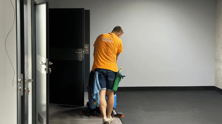 Sprzątanie obiektów komercyjnych w Lublinie – maszynowe doczyszczanie posadzek, Velvet Sprzątanie