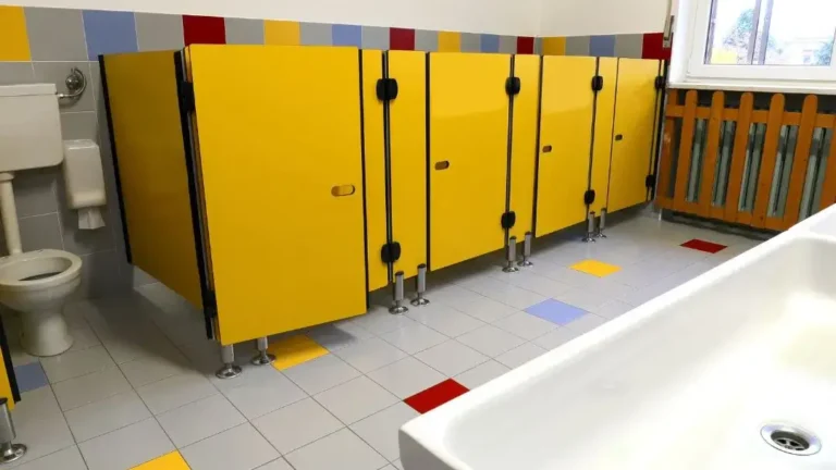 Czysta łazienka w przedszkolu po sprzątaniu – utrzymanie higieny w placówkach edukacyjnych w Lublinie