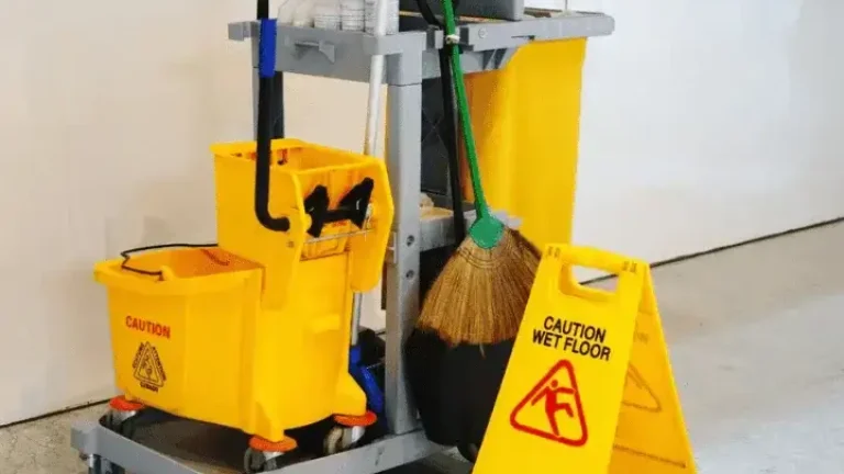 Wózek do sprzątania i znak ostrzegawczy w obiekcie medycznym w Lublinie