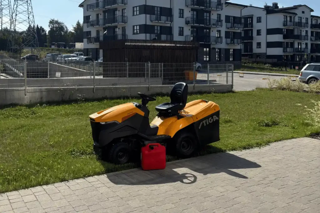 Jesienna pielęgnacja trawnika przed osiedlem w Lublinie – koszenie trawy