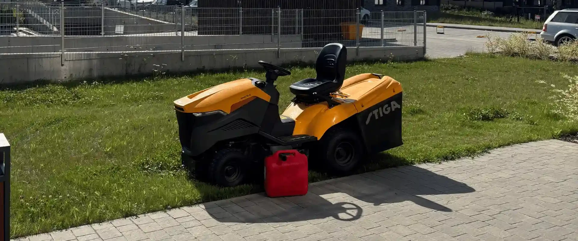 Koszenie trawnika jesienią – pielęgnacja zieleni przy osiedlu w Lublinie
