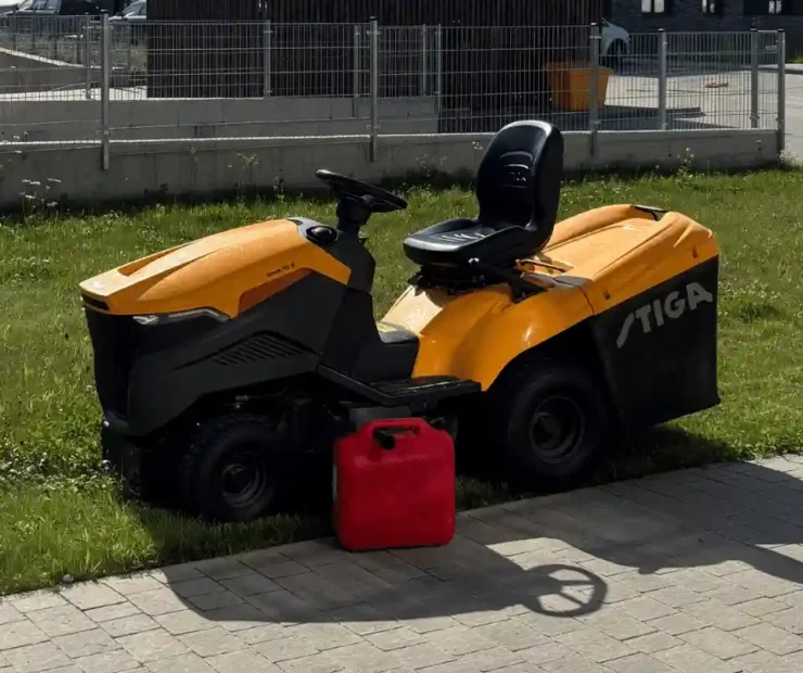 Koszenie trawnika jesienią – pielęgnacja zieleni przy osiedlu w Lublinie