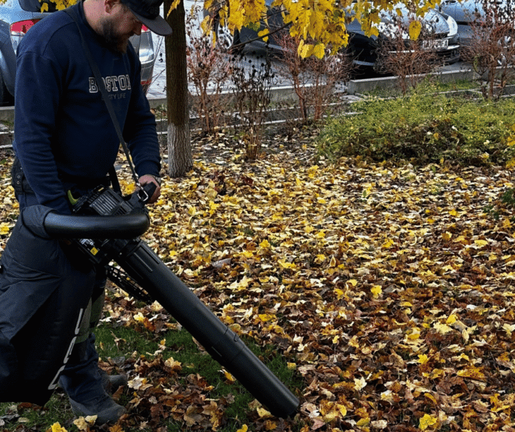 Jesienne sprzątanie liści z trawnika przez firmę sprzątającą – utrzymanie terenów zielonych w Lublinie