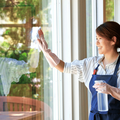 Mycie okien w szkole_przedszkolu – przejrzyste szyby i światło dzienne