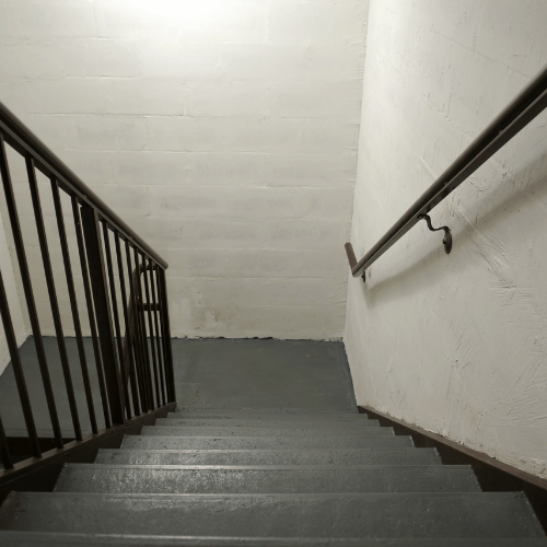 Schody i poręcze w klatce schodowej – czyste części wspólne