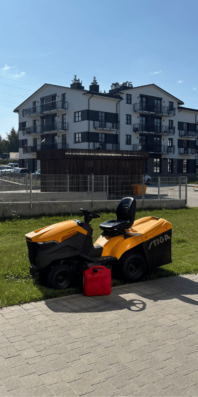Traktorek do koszenia trawy na terenie osiedla – pielęgnacja zieleni wspólnoty mieszkaniowej.