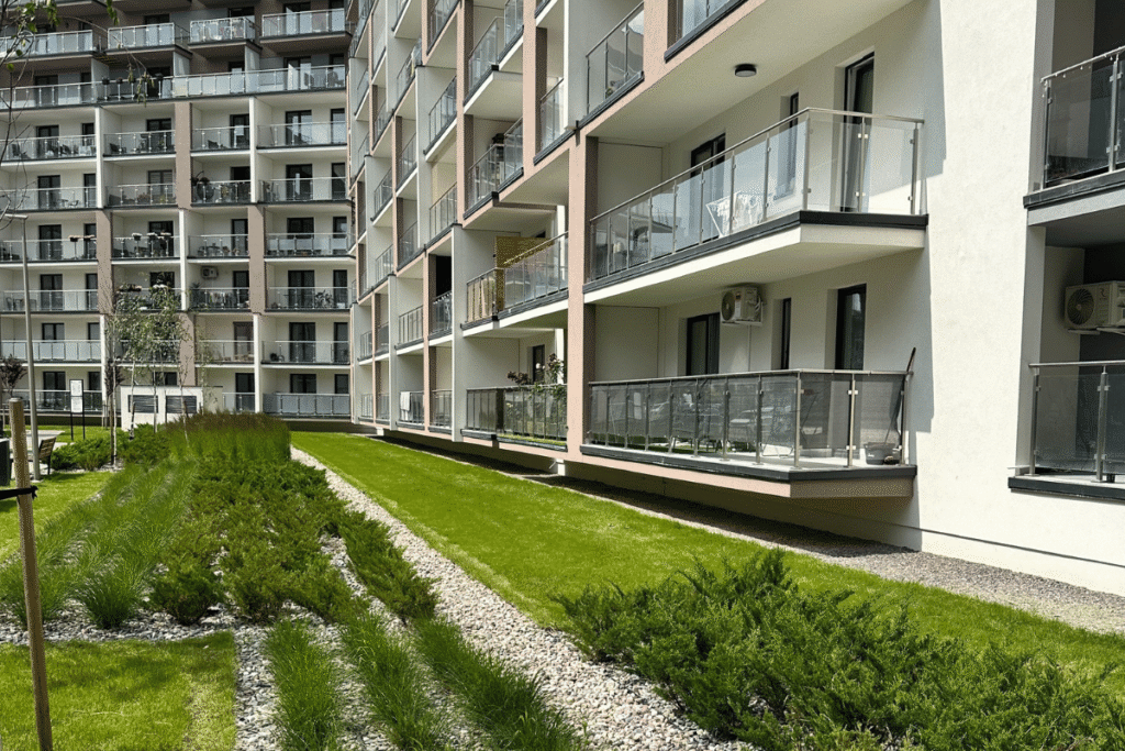 Zadbane osiedle i trawniki – utrzymanie czystości i zieleni wokół wspólnoty mieszkaniowej w Lublinie