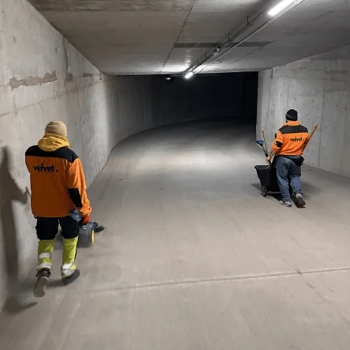 Sprzątanie garażu podziemnego w Lublinie – ekipa Velvet Sprzątanie z wózkiem i narzędziami