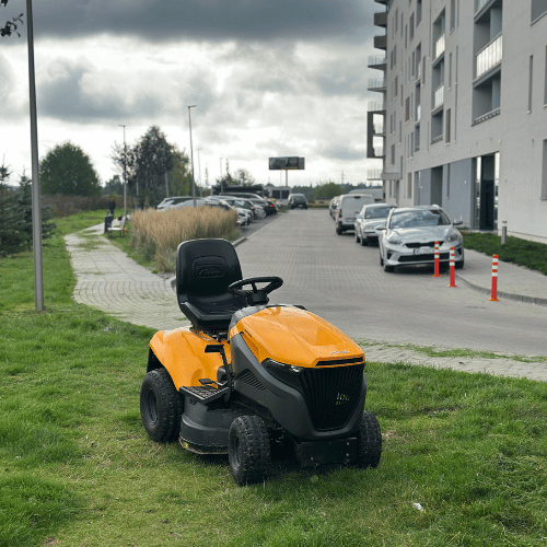 Traktorek kosiarka na terenie osiedla – pielęgnacja zieleni i koszenie trawników, Velvet Sprzątanie Lublin