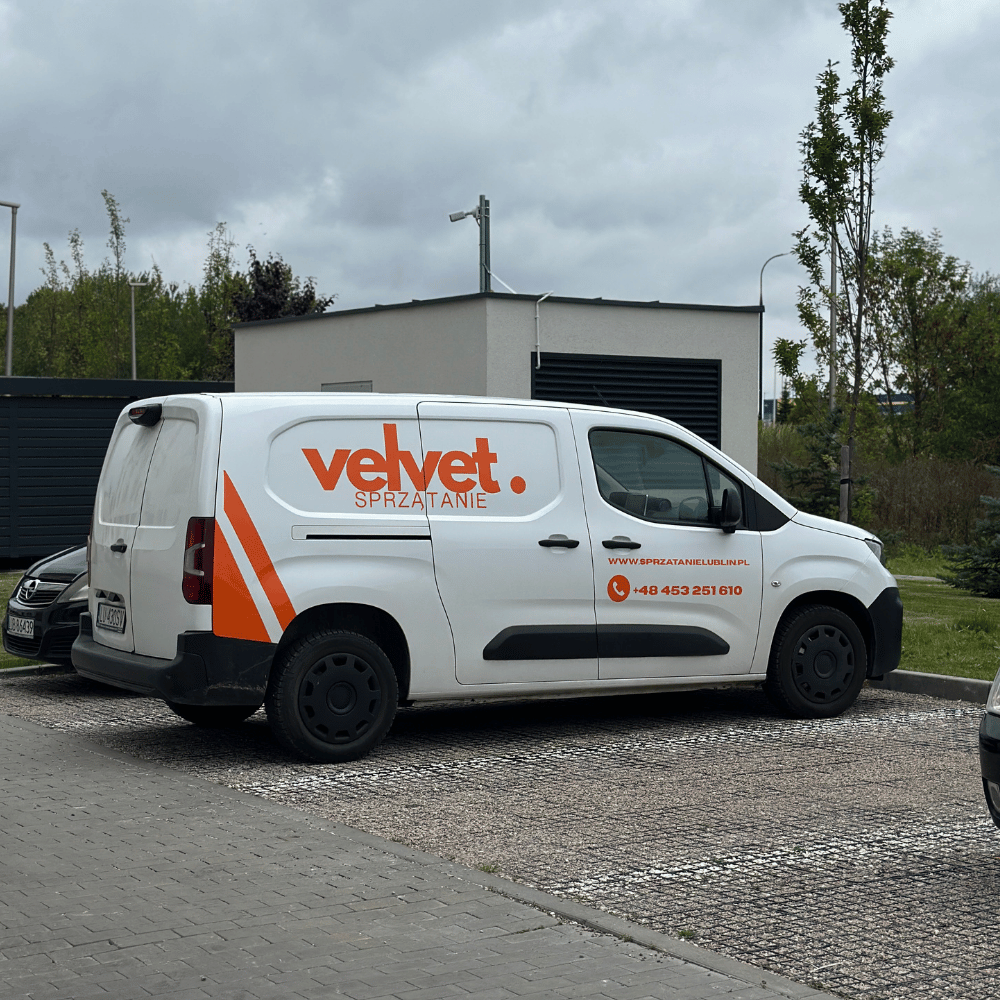 Velvet Sprzątanie Lublin – samochód serwisowy przy obiekcie klienta