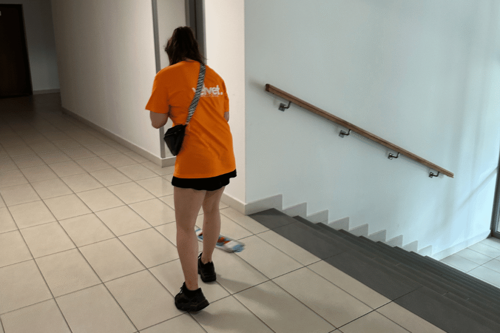 Sprzątanie klatek schodowych – mycie posadzki na korytarzu i schodach
