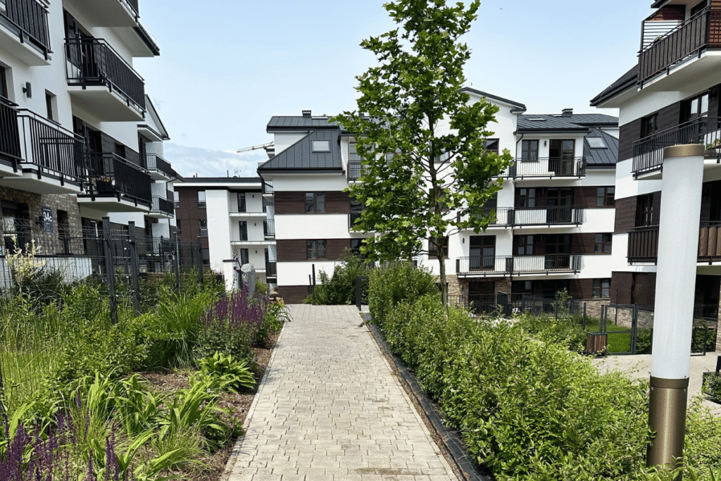 Chodnik i zadbane nasadzenia na osiedlu – utrzymanie terenów zewnętrznych wspólnoty mieszkaniowej