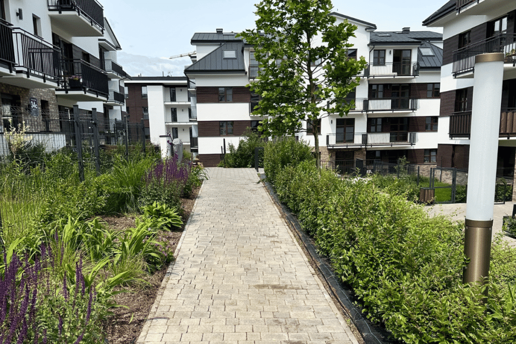 Ciąg pieszy na osiedlu – utrzymanie czystości i zieleni we wspólnocie