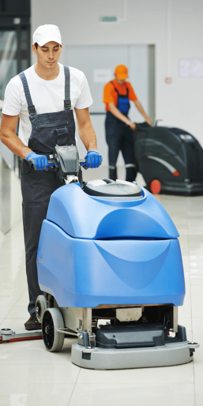 Maszynowe sprzątanie posadzek w hali – operator szorowarki samojezdnej, czyszczenie przemysłowe Lublin