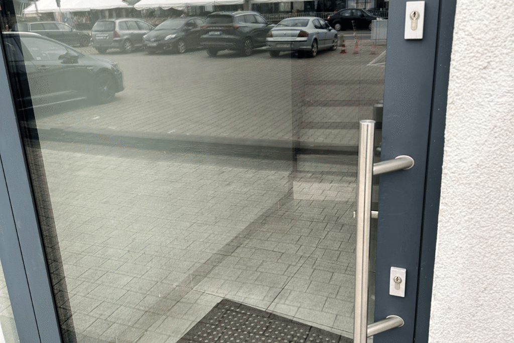 Mycie przeszkleń przy wejściu do budynku – sprzątanie wspólnoty mieszkaniowej Lublin