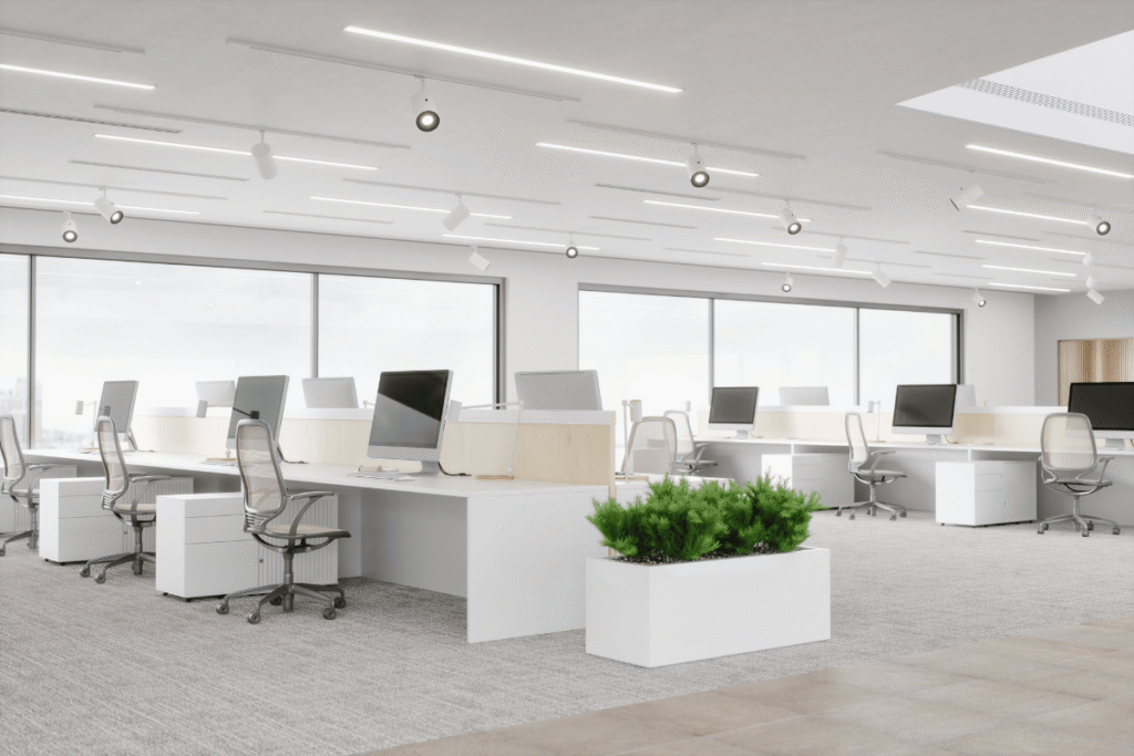 Nowoczesne biuro open space z jasnymi biurkami i komputerami – standardy czystości w korporacji