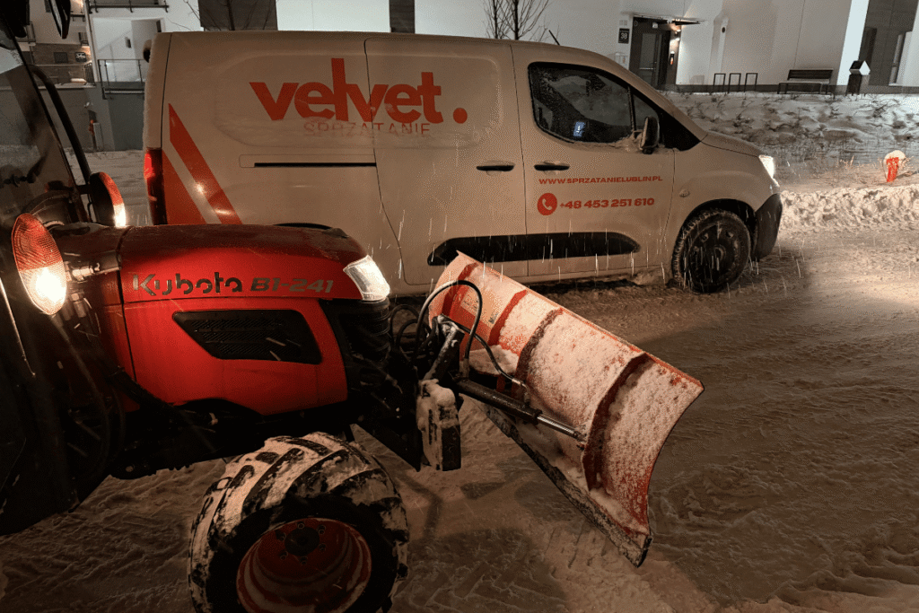 Odśnieżanie osiedla nocą – pług na traktorze Kubota i samochód Velvet Sprzątanie Lublin
