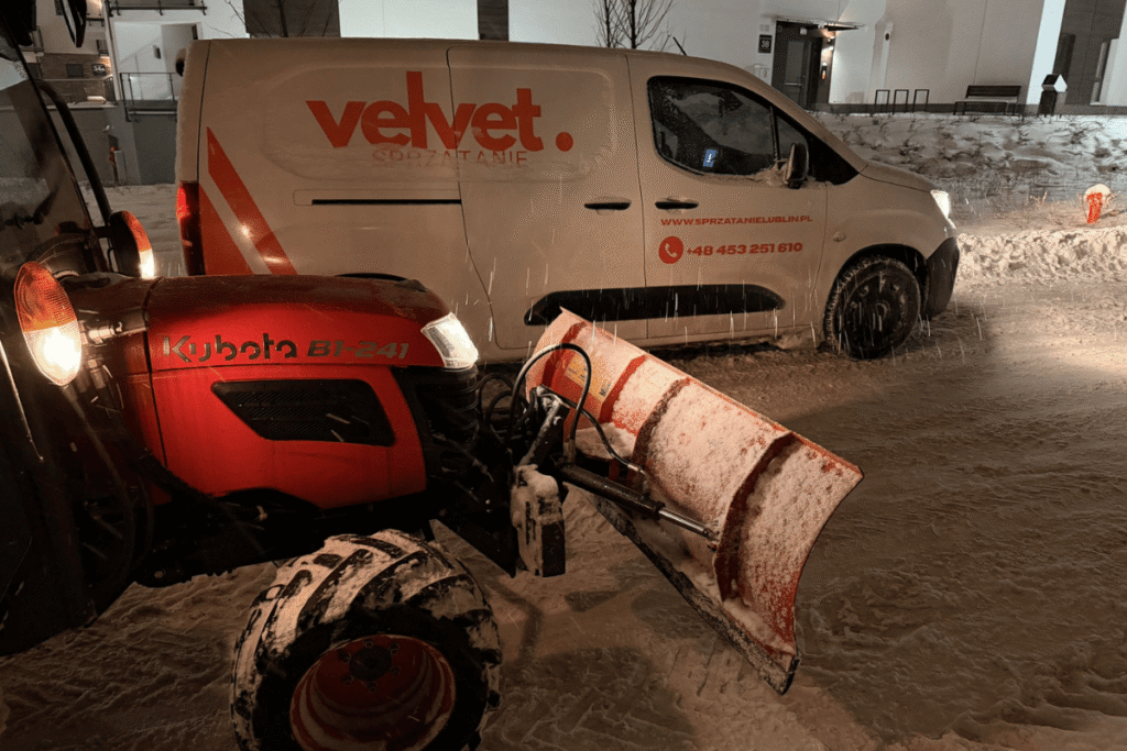 Odśnieżanie osiedla w Lublinie – sprzęt i auto serwisowe VELVET Sprzątanie