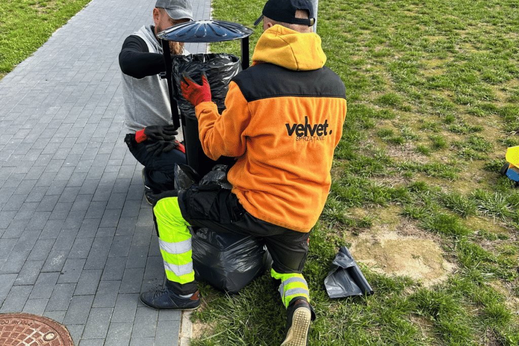 Pracownicy Velvet Sprzątanie Lublin opróżniają kosze i wymieniają worki na osiedlu – utrzymanie terenów zewnętrznych
