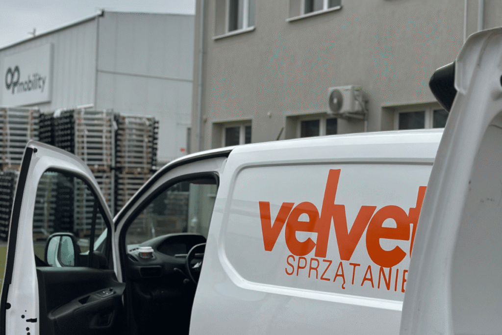 Samochód firmowy Velvet Sprzątanie Lublin pod obiektem przemysłowym – usługi sprzątania dla firm
