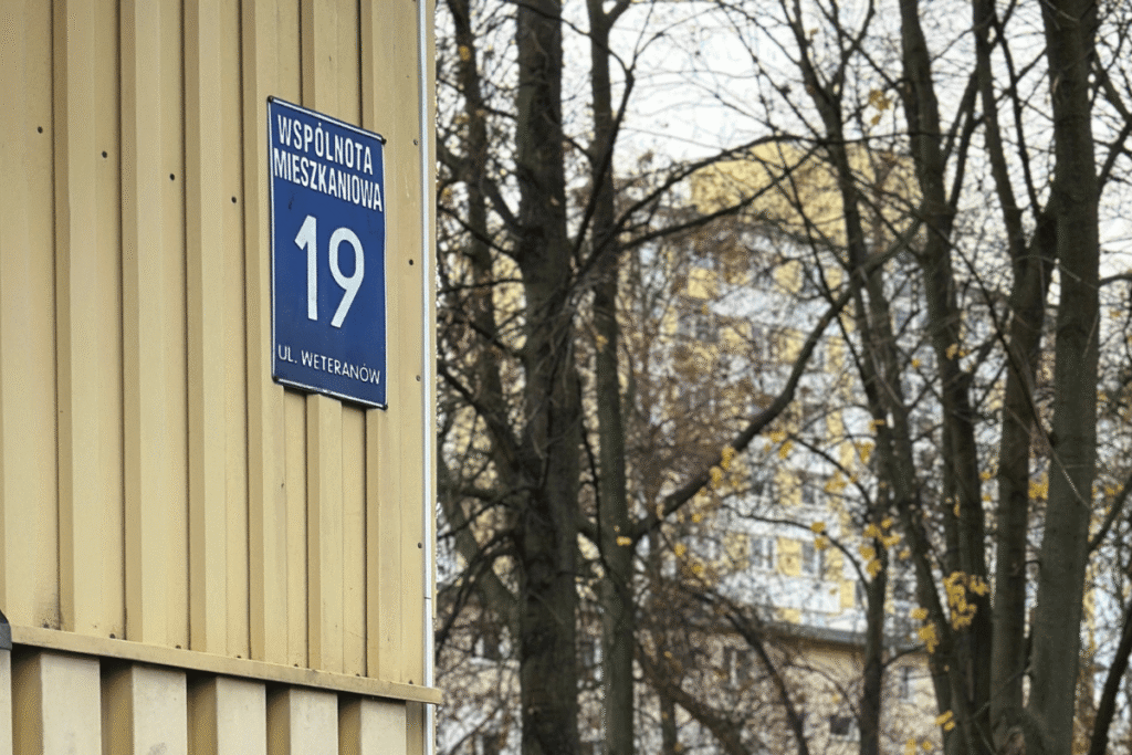 Tablica informacyjna Wspólnota Mieszkaniowa 19 przy ul. Weteranów – oznaczenie nieruchomości